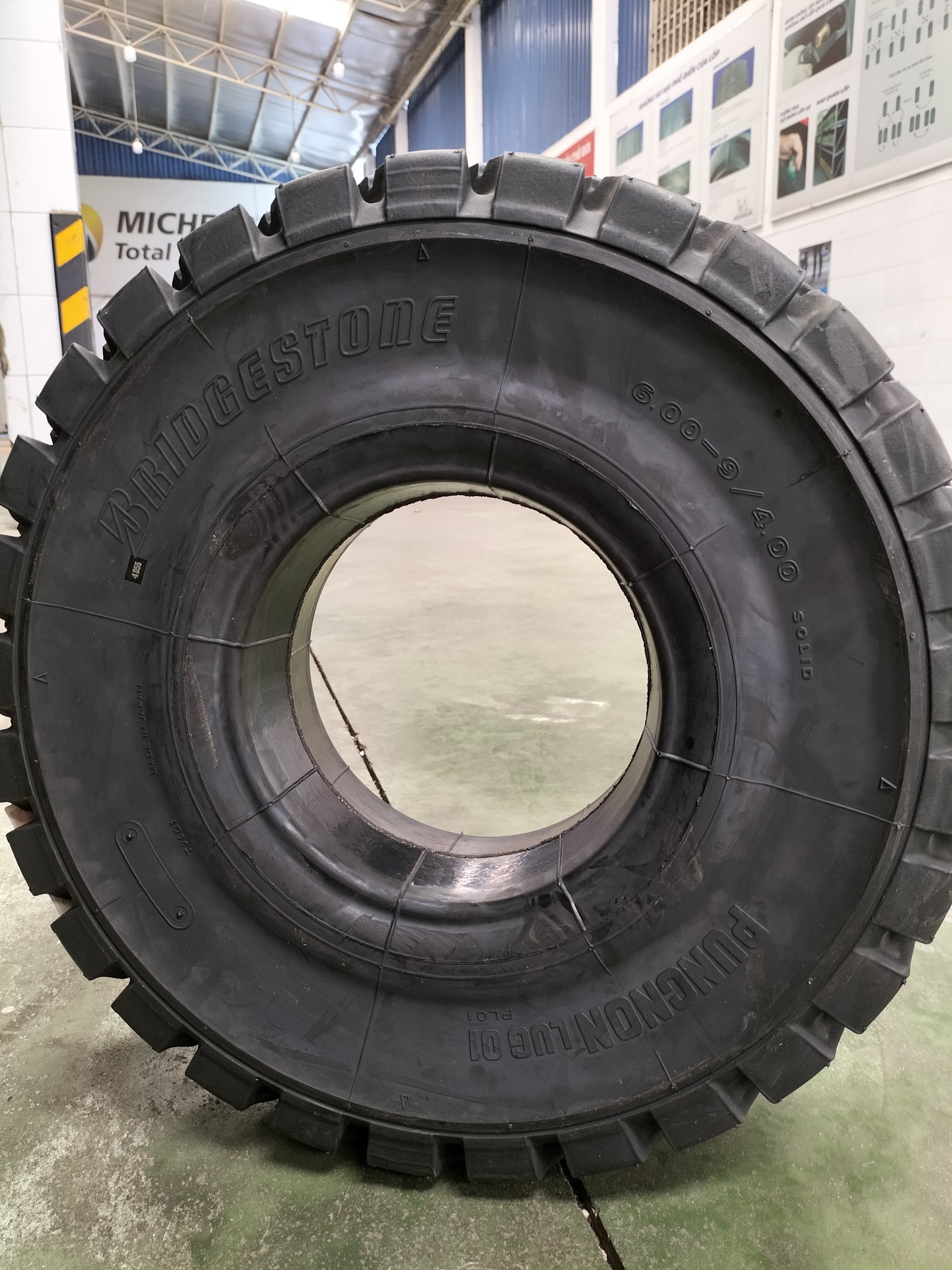 Lốp đặc Bridgestone 700-12